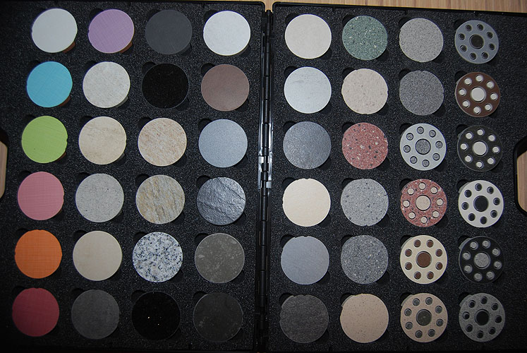 <b>Anstatt die Fliesen zerstrungsfrei herauszuarbeiten, gibt es auch noch ein groes Sortiment an Bodeneinleger. Diese Variante ist aufgrund der krzeren Arbeitszeit deutlich gnstiger.</b><br>Verlegeraster fr die Bodeneinleger anzeichnen<br>-Nach erfolgter Dmmschichttrocknung Bodeneinleger einsetzen